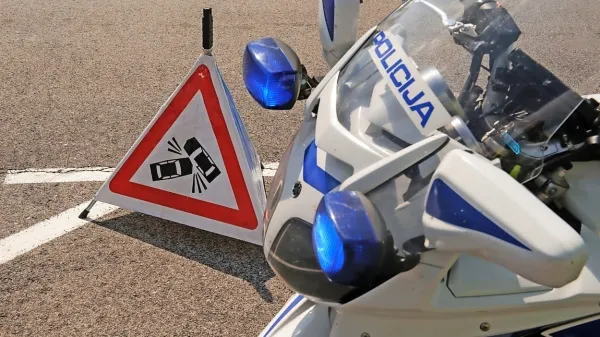 74-letnika na Razdrtem "presenetila" stoječa kolona vozil