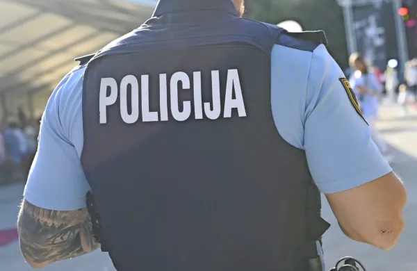 Po pridržanju je Čeh razbijal &scaron;e na policijski postaji