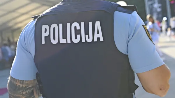 Po pridržanju je Čeh razbijal &scaron;e na policijski postaji