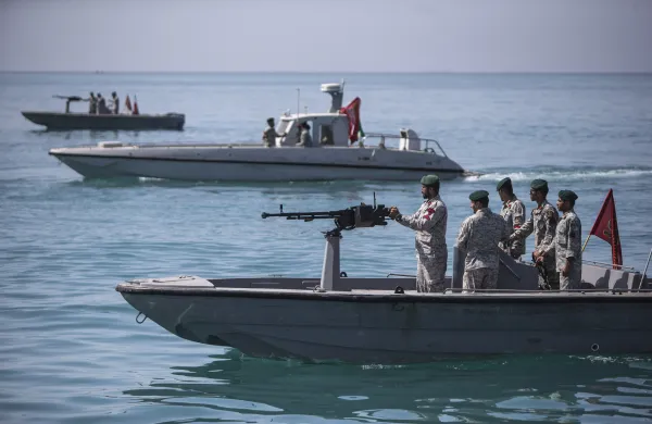 Iranski vojaki na patrulji v Hormu&scaron;ki ožini