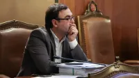 "Ali bi moral odgovoriti na vpra&scaron;anja v tem čudnem jeziku?" Trža&scaron;ki občinski odbornik Everest Bertoli.