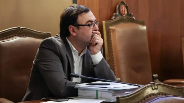 "Ali bi moral odgovoriti na vpra&scaron;anja v tem čudnem jeziku?" Trža&scaron;ki občinski odbornik Everest Bertoli.