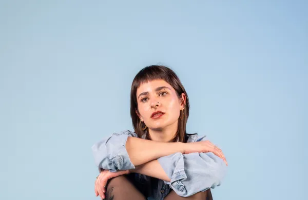 Zina predstavlja skladbo Večna uganka