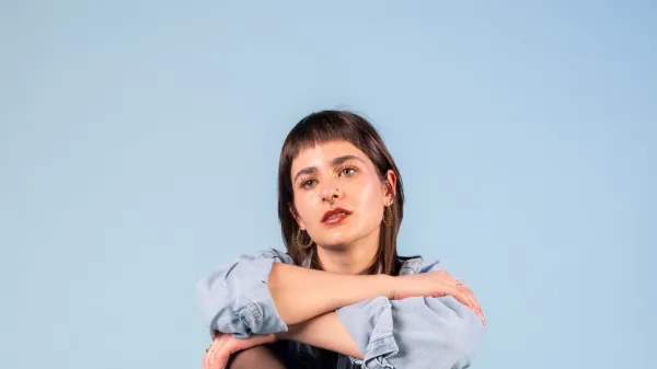 Zina predstavlja skladbo Večna uganka