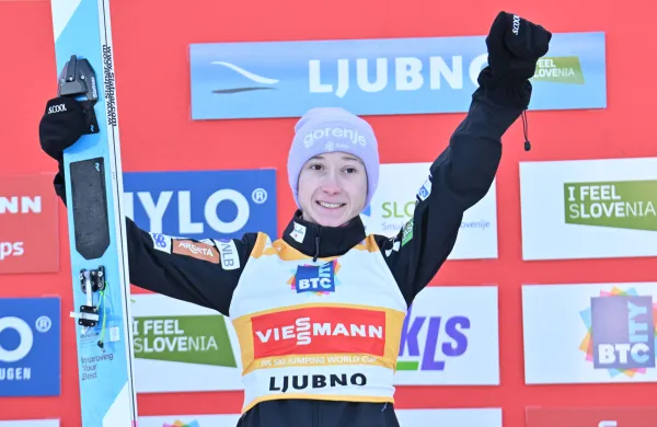 Slovenija, Ljubno ob Savinji, 11.01.2026, 11. januar 2026Nika Prevc Slovenija zlata medalja, Lisa Eder Avstrija Srebrna medalja in Katharina Schmidt Nemčija bronasta medaljo na tekmi za svetovni pokal na skakalnici v Ljubnem ob Savinji. &Scaron;port, skoki, sneg, gledalci, Foto: Žiga Živulović jr./F.A.Bobo
