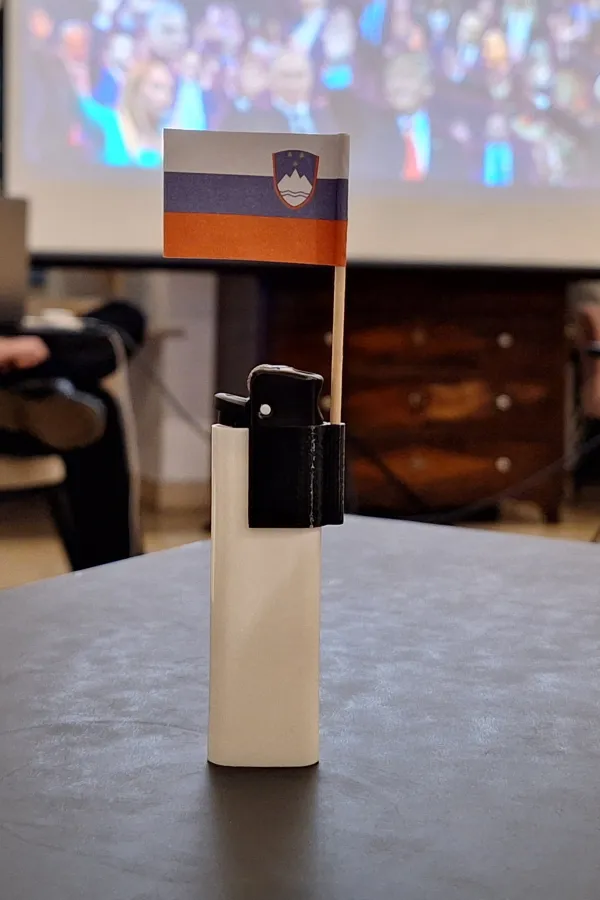 "Goreči" patrioti lahko na Ćosićev vžigalnik namestijo katerokoli zastavo. 