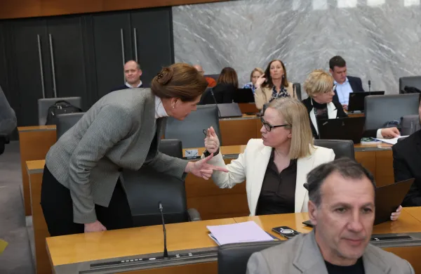 Robert Janev in v ozadju Tamara Kozlovič