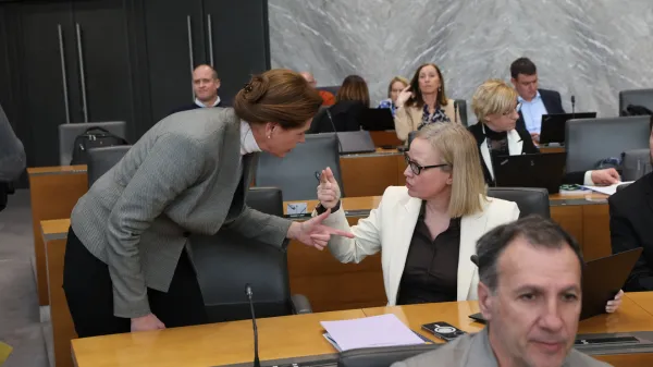 Robert Janev in v ozadju Tamara Kozlovič