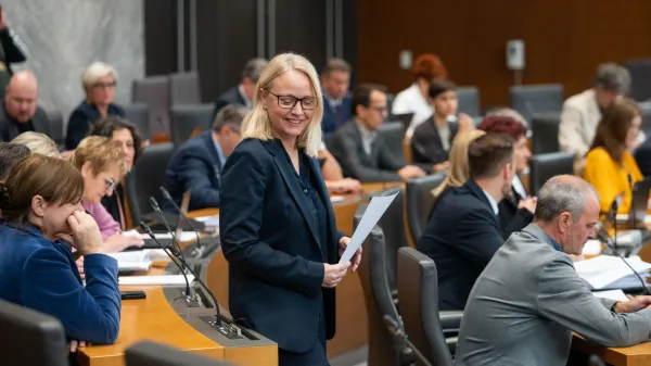 Ljubljana, DZ.Izredna seja DZ, na kateri so obravnavali zahtevo za razpis zakonodajnega referenduma o zakonu o pomoci pri prostovoljnem koncanju zivljenja.Poslanka Svobode Tamara Kozlovic.