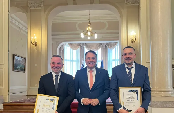 Prejemnika plakete za delovne uspehe, Marko Mikulin in Jernej Kogoj.