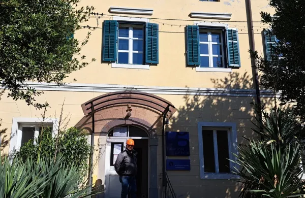 Lokarjeva hi&scaron;a je v prenovi, podalj&scaron;ali bodo tudi pisateljevo pohodno pot