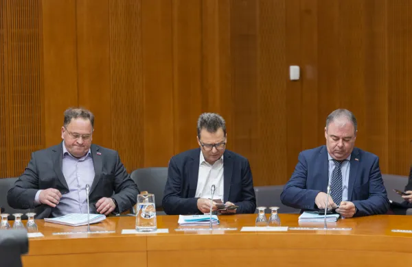 Ljubljana, DZ.Seja odbora DZ za infrastrukturo, okolje in prostor, na kateri so obravnavali predstavitev kandidatke za ministrico za infrastrukturo Alenke Bratusek.Poslanci SDS Bojan Podkrajsek, Zvonko Cernac in Danijel Krivec.