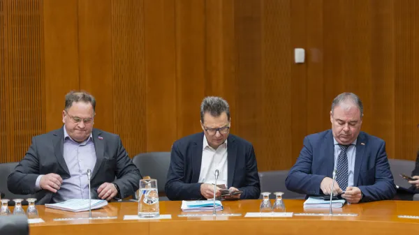 Ljubljana, DZ.Seja odbora DZ za infrastrukturo, okolje in prostor, na kateri so obravnavali predstavitev kandidatke za ministrico za infrastrukturo Alenke Bratusek.Poslanci SDS Bojan Podkrajsek, Zvonko Cernac in Danijel Krivec.