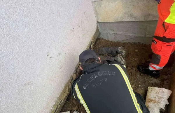 Dramatično re&scaron;evanje v Izoli: iz zemlje sta moleli le nogi