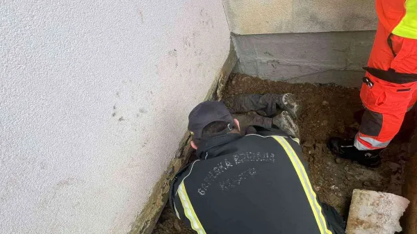 Dramatično re&scaron;evanje v Izoli: iz zemlje sta moleli le nogi