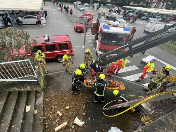 Dramatično re&scaron;evanje v Izoli: iz zemlje sta moleli le nogi