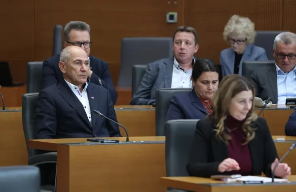 Janez Jan&scaron;a, opozicija, SDS