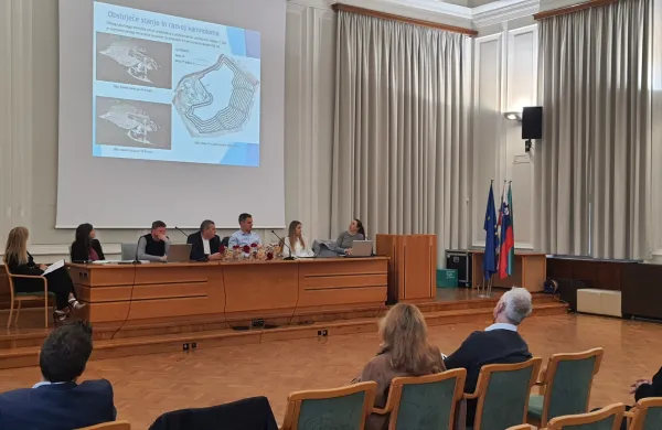 V veliki dvorani novogori&scaron;ke občinske stavbe je popoldne potekal javni posvet o pripravi Občinskega podrobnega prostorskega načrta Kamnolom Solkan. 