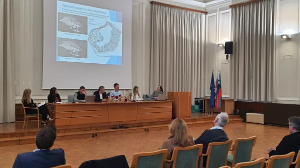 V veliki dvorani novogori&scaron;ke občinske stavbe je popoldne potekal javni posvet o pripravi Občinskega podrobnega prostorskega načrta Kamnolom Solkan. 