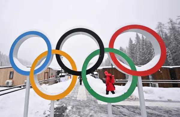 Pogled na olimpijsko in paraolimpijsko vas Cortina D'Ampezzo pred zimskimi olimpijskimi igrami 2026 v Italiji. 