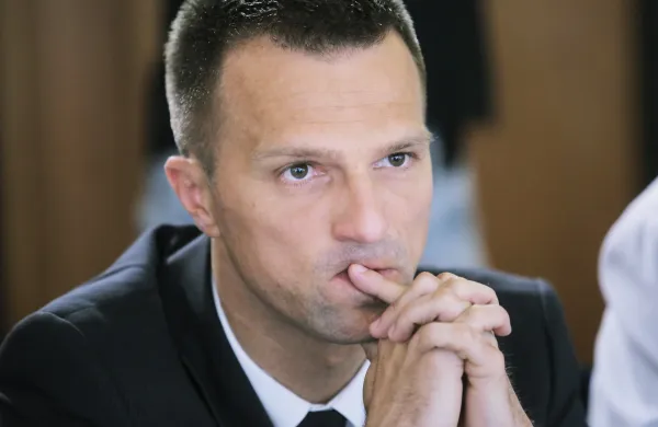 Del poslov naj bi bil prikrit prek povezanih podjetij, fiktivnih računov in finančnih tokov, s katerimi naj bi prikrivali izvor denarja.