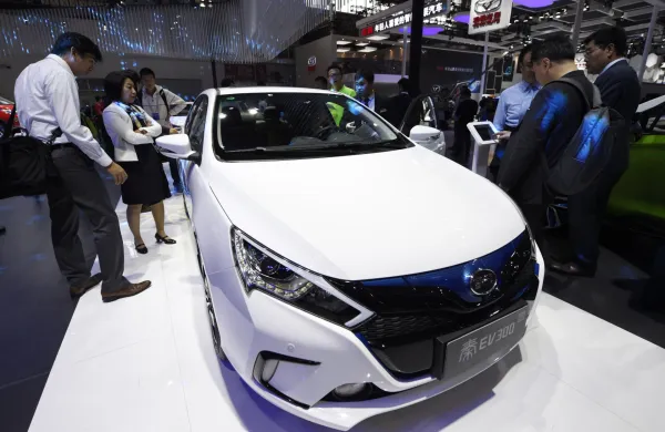 Elektricni avtomobil EV 300 kitajskega podjetja BYD na sejmu v Pekingu.