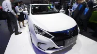 Elektricni avtomobil EV 300 kitajskega podjetja BYD na sejmu v Pekingu.