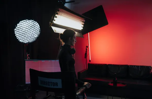 Izbor filmov povezuje ustvarjalke, ki so v preteklosti utirale pot v izrazito mo&scaron;ko kodiranem okolju.