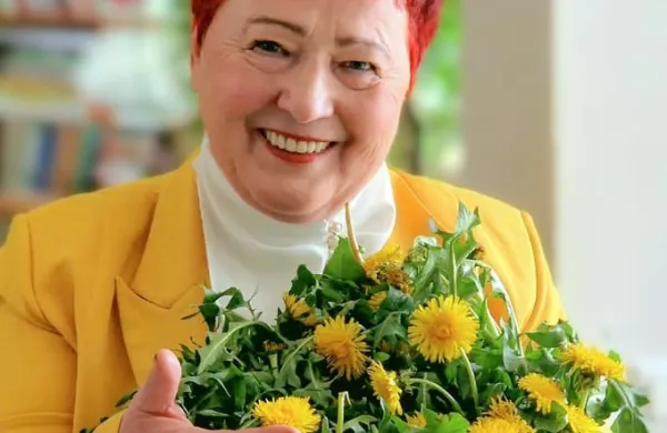 Marija Merljak z regratovim &scaron;opkom.
