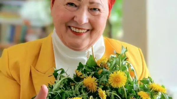 Marija Merljak z regratovim &scaron;opkom.