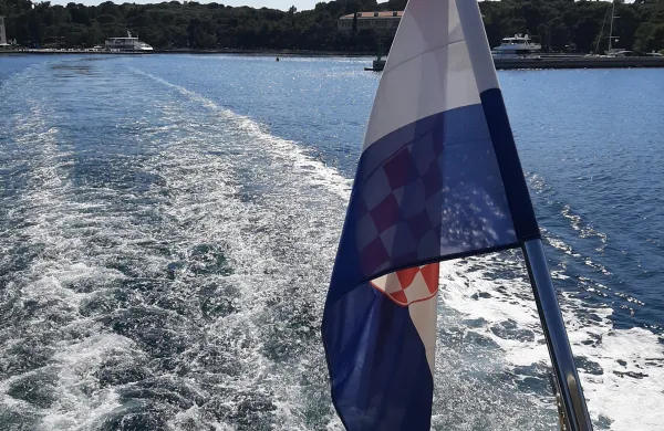 Hrva&scaron;ka zastava, v ozadju brioni