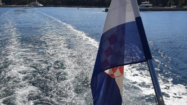 Hrva&scaron;ka zastava, v ozadju brioni