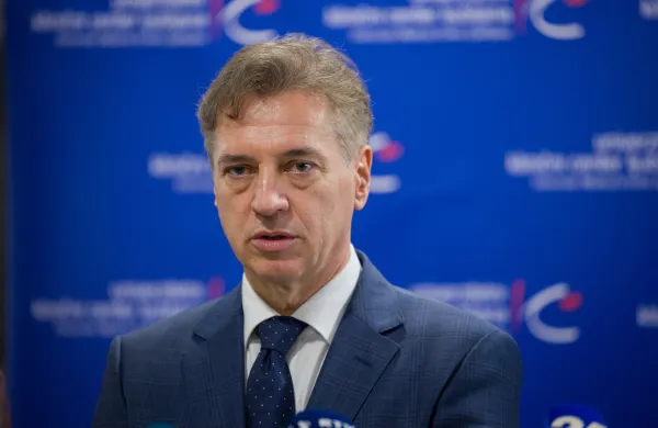 Ljubljana, Nevroloska klinika.Predsednik vlade Robert Golob in ministrica za zdravje Valentina Prevolnik Rupel sta v okviru regijskega obiska vlade na obmocju MOL obiskala nevrolosko kliniko UKC Ljubljana.Predsednik vlade Robert Golob.