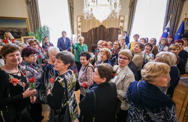 Ljubljana, predsedniska palaca.Dogodek ob mednarodnem dnevu zensk, v okviru katerega so si obiskovalke ogledale delovne in protokolarne prostore predsedniske palace ter se srecale s predsednico republike Nataso Pirc Musar.