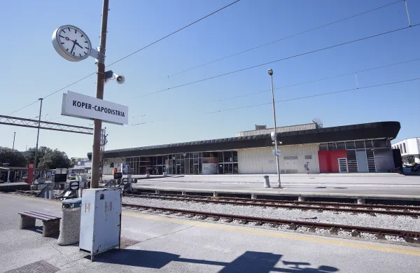 Koper, 27.08.2018avtobusna in železni&scaron;ka potni&scaron;ka postaja Koper, avtobus, avtobusi, vlak, železni&scaron;ka proga