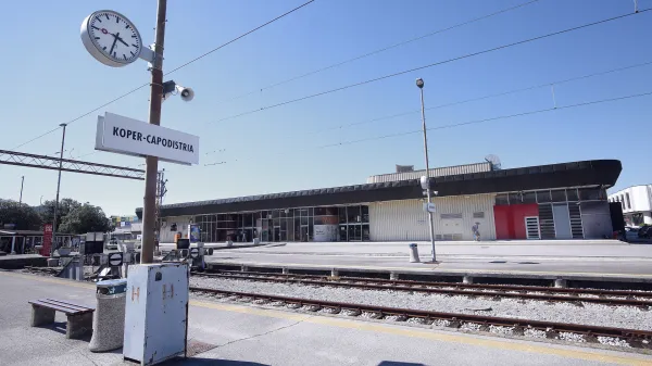 Koper, 27.08.2018avtobusna in železni&scaron;ka potni&scaron;ka postaja Koper, avtobus, avtobusi, vlak, železni&scaron;ka proga