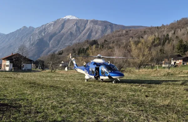 Ponju so pri&scaron;li gorski re&scaron;evalci s helikopterjem.