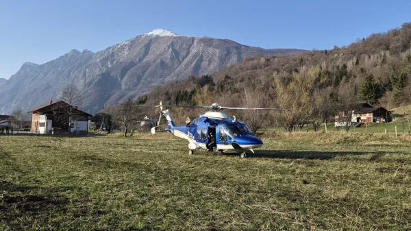 Ponju so pri&scaron;li gorski re&scaron;evalci s helikopterjem.