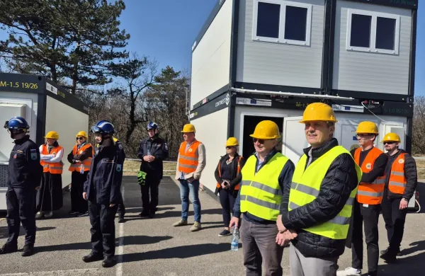 V Sežani so na ogled postavili 32 zabojnikov, v katere bi ob potrebi lahko za dalj&scaron;i čas namestili 50 ljudi.