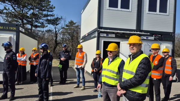 V Sežani so na ogled postavili 32 zabojnikov, v katere bi ob potrebi lahko za dalj&scaron;i čas namestili 50 ljudi.