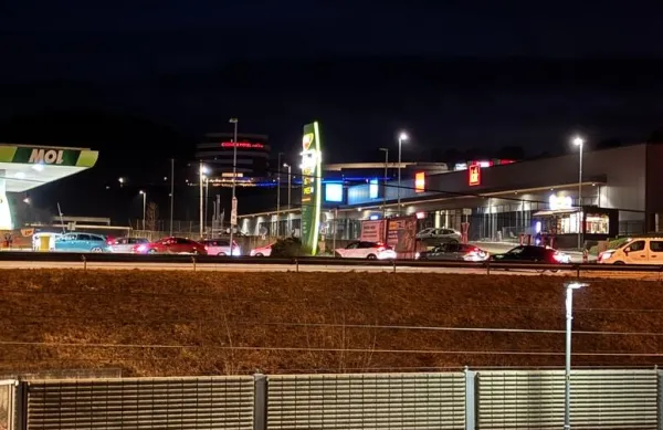 Molova bencinska črpalka v nedeljo zvečer &ndash; polna avstrijskih "bencinskih turistov".