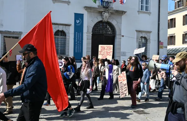 V nedeljo, 8. marca, je v Kopru potekal feministični shod za dan žena.