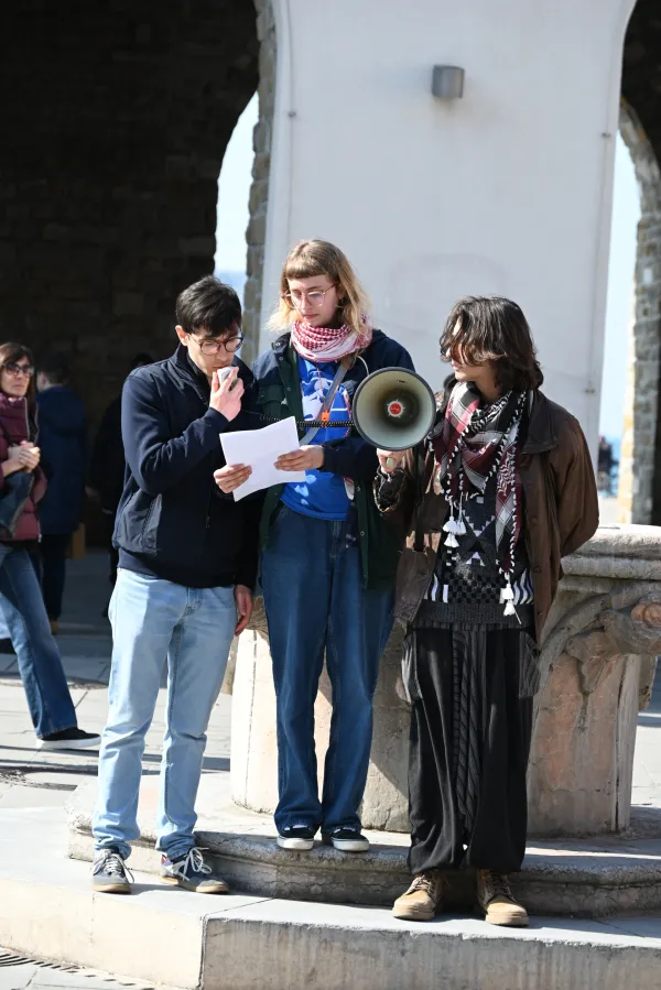 V krožku nasprotujejo preusmerjanju javnih sredstev v oboroževanje, medtem ko se čakalne vrste za zdravstveno oskrbo in domove za ostarele dalj&scaron;ajo.