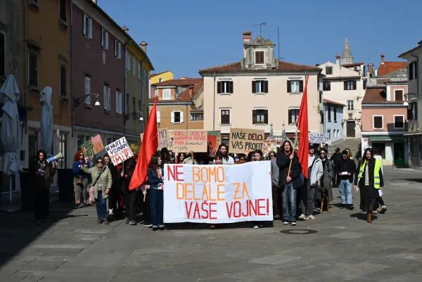 "Od nas se pričakuje, da bomo svoje proste popoldneve preživele pred &scaron;tedilniki in pralnimi stroji, medtem ko bodo lastniki kapitala mastno profitirali."