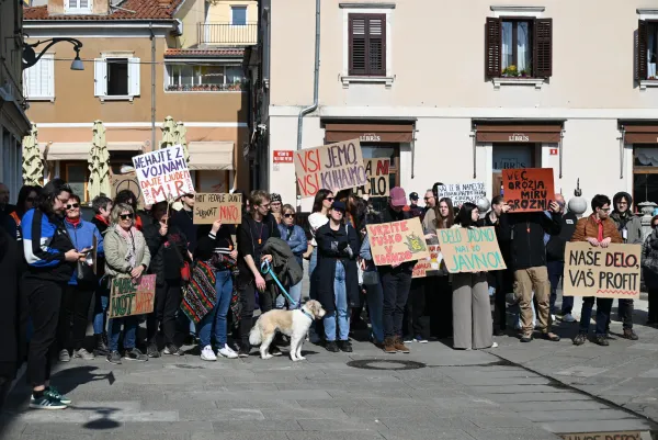 V nedeljo, 8. marca, je v Kopru potekal feministični shod za dan žena.