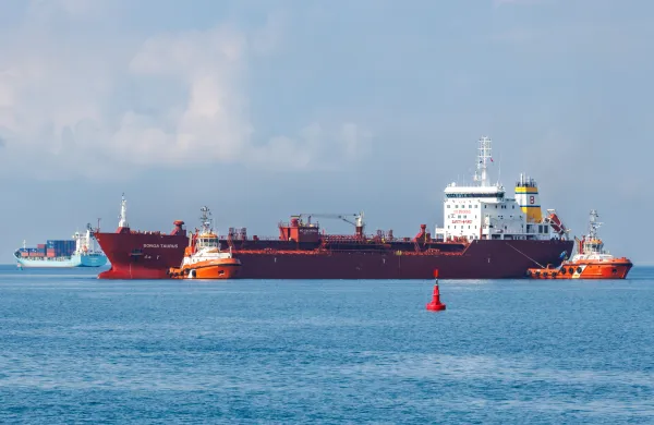 Koper, 3.3.2026Ladja na morju, tanker plovba v Luko Koper, vlačilci