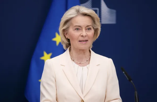 Belgija, Bruselj.Predsednica Evropske komisije Ursula von der Leyen in predsednik Svice Guy Parmelin sta podpisala obsezen sporazum, ki posodablja odnose med EU in Svico, omogoca nemoten dostop do trga za 460 milijonov potrosnikov in usklajuje standarde v kljucnih sektorjih, kot so medicinski pripomocki in zivila.