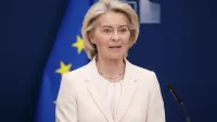 Belgija, Bruselj.Predsednica Evropske komisije Ursula von der Leyen in predsednik Svice Guy Parmelin sta podpisala obsezen sporazum, ki posodablja odnose med EU in Svico, omogoca nemoten dostop do trga za 460 milijonov potrosnikov in usklajuje standarde v kljucnih sektorjih, kot so medicinski pripomocki in zivila.