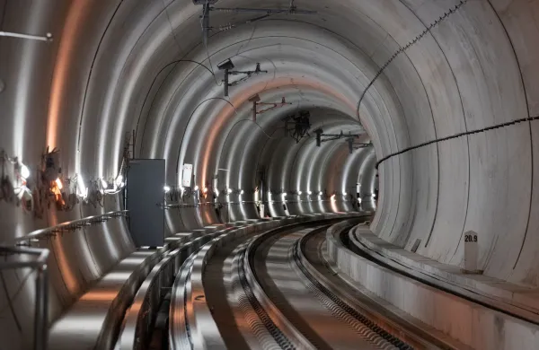 Koper.Obisk evropskega komisarja za trajnostni promet in turizem Apostolosa Tzitzikostasa.Izjava za medije ob koncu gradbenih del na odseku 2 zelezniskega tira med Divaco in Koprom.