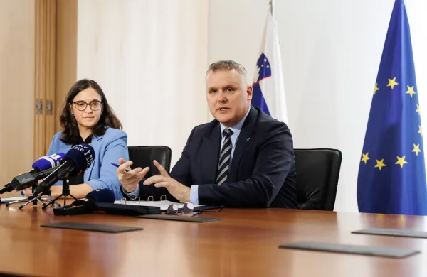 Minister za okolje, podnebje in energijo Bojan Kumer ter državna sekretarka, pristojna za energetiko, Tina Ser&scaron;en